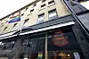 Inngangspartiet til London pub med regnbueflagg på fasaden