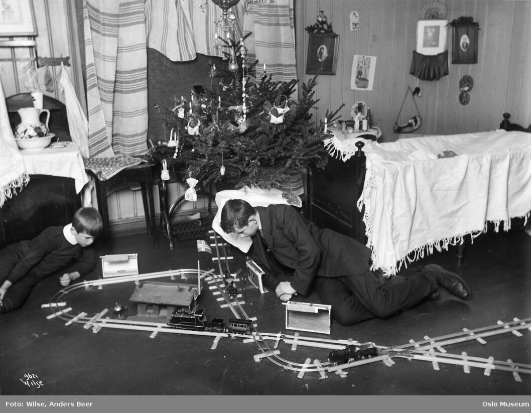 Togentusiaster. Juletre på gutterommet i 1908. Foto: Anders B. Wilse / Oslo Museum Togentusiaster. Juletre på gutterommet i 1908. Foto: Anders B. Wilse / Oslo Museum