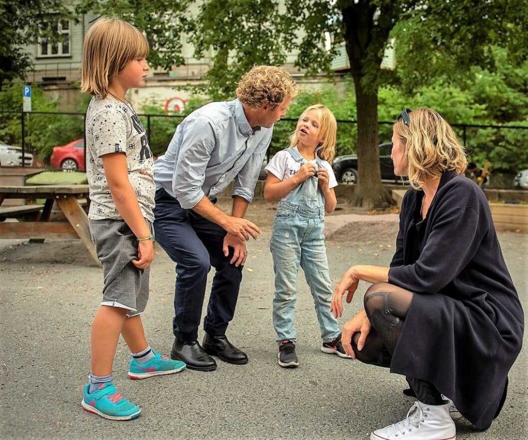 Rektor Ronny Sollien Engebråten og byråd for oppvekst og kunnskap Inga Marte Thorkildsen snakker med representanter for de aller viktigste på Bolteløkka skole. Bernhard på sju og Sofia på seks år. Foto: Morten Lauveng Jørgensen Rektor Ronny Sollien Engebråten og byråd for oppvekst og kunnskap Inga Marte Thorkildsen snakker med representanter for de aller viktigste på Bolteløkka skole. Bernhard på sju og Sofia på seks år. Foto: Morten Lauveng Jørgensen