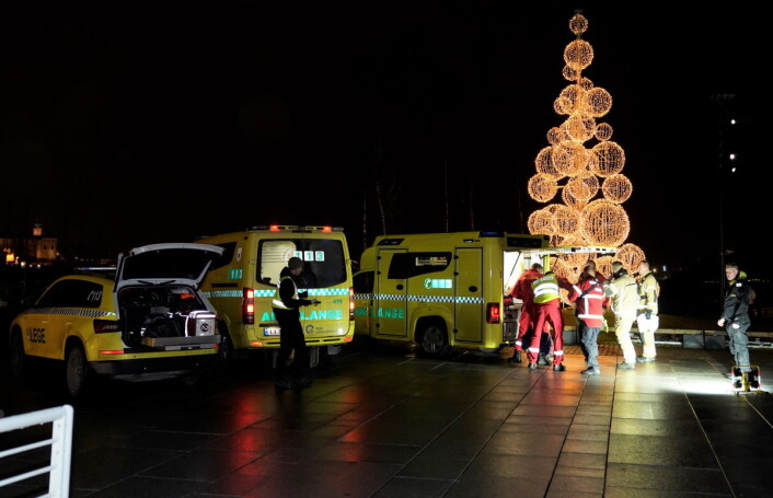Det var et stort oppmøte fra samtlige nødetater etter at en mann falt i sjøen ved Tjuvholmen fredag kveld. Foto: Heiko Junge / NTB scanpix Det var et stort oppmøte fra samtlige nødetater etter at en mann falt i sjøen ved Tjuvholmen fredag kveld. Foto: Heiko Junge / NTB scanpix
