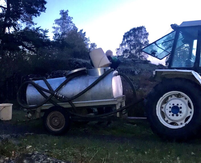Innholdet fra dobøttene fraktes i tanker til landsida med båt. Foto: Hanne Finstad Innholdet fra dobøttene fraktes i tanker til landsida med båt. Foto: Hanne Finstad
