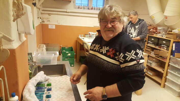 Deltakerne lærer å lage vakre glassengler og ulike keramikkgjenstander som de selger til private og bedriftskunder. Illustrasjonsfoto: Olav R. Thelle Deltakerne lærer å lage vakre glassengler og ulike keramikkgjenstander som de selger til private og bedriftskunder. Illustrasjonsfoto: Olav R. Thelle
