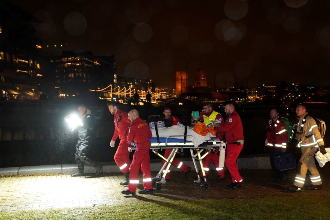 Mannen ble hentet opp av sjøen utenfor Tjuvholmen i Oslo fredag kveld. Foto: Heiko Junge / NTB scanpix Mannen ble hentet opp av sjøen utenfor Tjuvholmen i Oslo fredag kveld. Foto: Heiko Junge / NTB scanpix