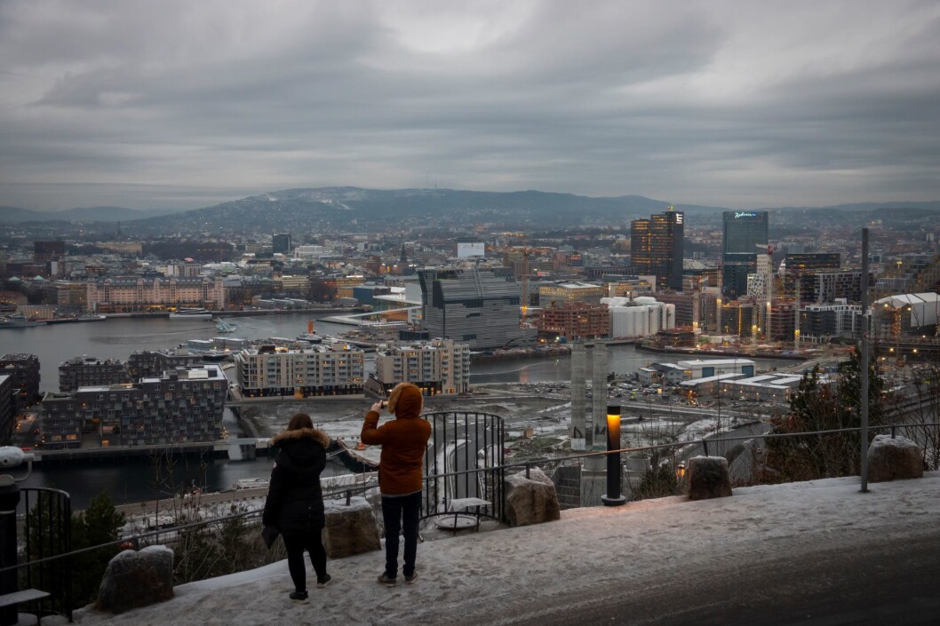 Luftkvaliteten i Bjørvika er dårlig, viser en ny rapport. Forurensningen fra tunnelene skal egentlig fraktes vekk av de høye tårnene utenfor, men de fungerer ikke optimalt. Foto: Heiko Junge / NTB scanpix Luftkvaliteten i Bjørvika er dårlig, viser en ny rapport. Forurensningen fra tunnelene skal egentlig fraktes vekk av de høye tårnene utenfor, men de fungerer ikke optimalt. Foto: Heiko Junge / NTB scanpix