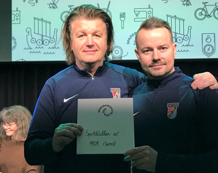 Tom Sandstad (t.v) og Håvard Solli Bergheim fra Sportsklubben 09 bryting gleder seg stort over julegaven fra Sparebankstiftelsen DNB. Foto: Privat Tom Sandstad (t.v) og Håvard Solli Bergheim fra Sportsklubben 09 bryting gleder seg stort over julegaven fra Sparebankstiftelsen DNB. Foto: Privat