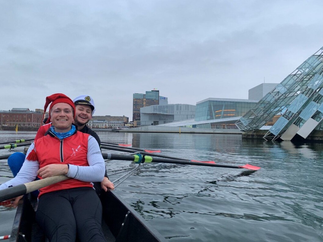 Norske Studenters Roklub fremme ved Operaen på julaften, og fortsatt ved godt humør! Foto: Norske Studenters Roklub Norske Studenters Roklub fremme ved Operaen på julaften, og fortsatt ved godt humør! Foto: Norske Studenters Roklub