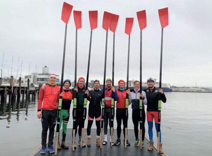 Norske Studenters Roklub på Bygdøy på julaften, klar for avreise mot sentrum. Fra høyre: Philip van Heesch, Lars Myhrer, Sven Ole Nicolaysen, David Sture, Nikolai Nordan Riise, Tord Fonggaard, Mads Frank, og Trygve Løken. Foto: Norske Studenters Roklubb Norske Studenters Roklub på Bygdøy på julaften, klar for avreise mot sentrum. Fra høyre: Philip van Heesch, Lars Myhrer, Sven Ole Nicolaysen, David Sture, Nikolai Nordan Riise, Tord Fonggaard, Mads Frank, og Trygve Løken. Foto: Norske Studenters Roklubb