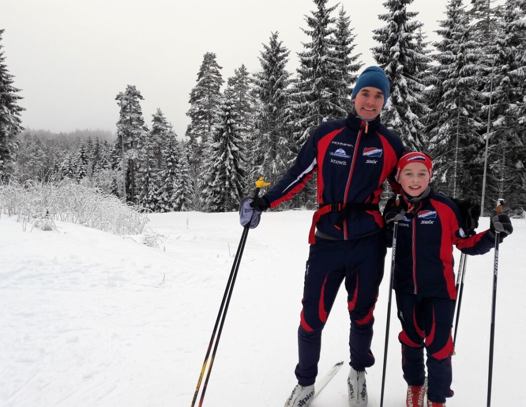 Mens lillebror og mor Maria ikke kunne vente, tok far Geir Magnus Sæternes (35) og Sigurd Høibjelke Sæternes (9,5) seg tid til å forklare hvorfor de tilbragte denne dagen i jula på ski. Foto: Anders Høilund Mens lillebror og mor Maria ikke kunne vente, tok far Geir Magnus Sæternes (35) og Sigurd Høibjelke Sæternes (9,5) seg tid til å forklare hvorfor de tilbragte denne dagen i jula på ski. Foto: Anders Høilund