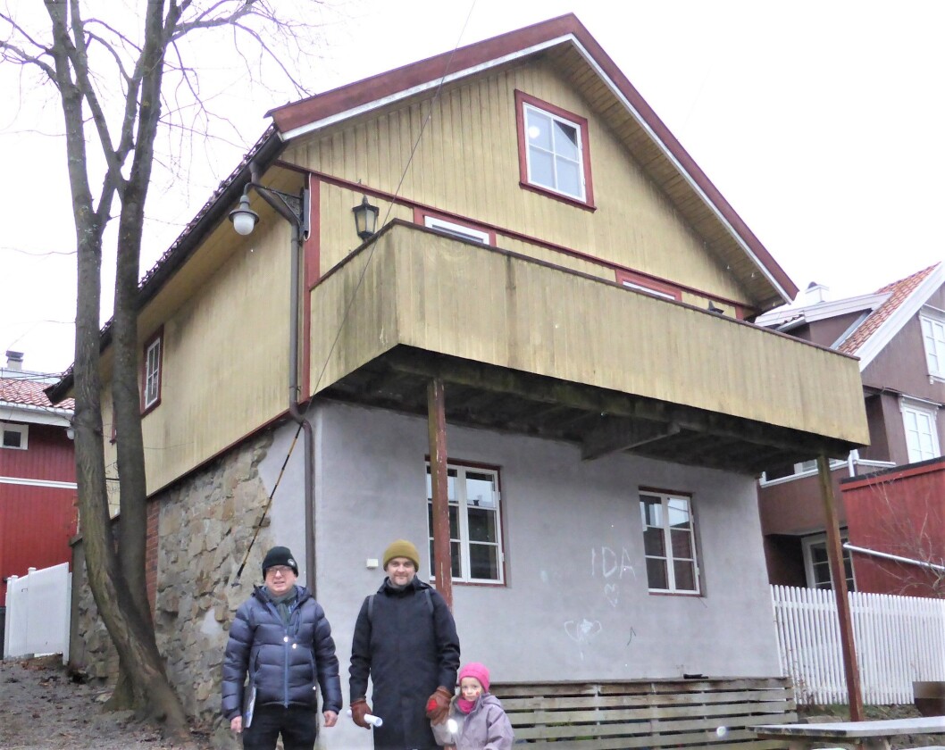 Morten Fastvold (f.v.), Stian Schjelderup og Frida utenfor Rodeløkka velhus. Foto: Åsmund Berge Morten Fastvold (f.v.), Stian Schjelderup og Frida utenfor Rodeløkka velhus. Foto: Åsmund Berge