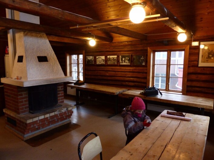 Andre etasje i Rodeløkka velhus, med Frida ved bordet. Foto: Åsmund Berge Andre etasje i Rodeløkka velhus, med Frida ved bordet. Foto: Åsmund Berge