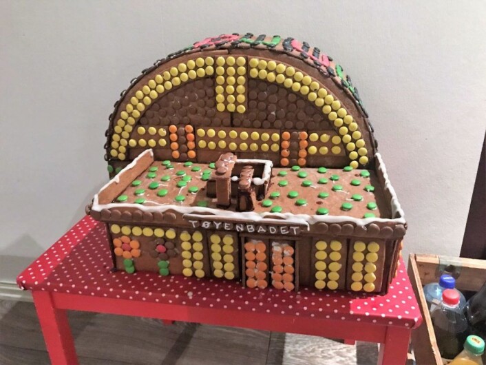 I nostalgi og frustrasjon over å miste Tøyenbadet lagde Nina Beck og familien sin egen versjon i pepperkakedeig. Foto: Nina Beck I nostalgi og frustrasjon over å miste Tøyenbadet lagde Nina Beck og familien sin egen versjon i pepperkakedeig. Foto: Nina Beck