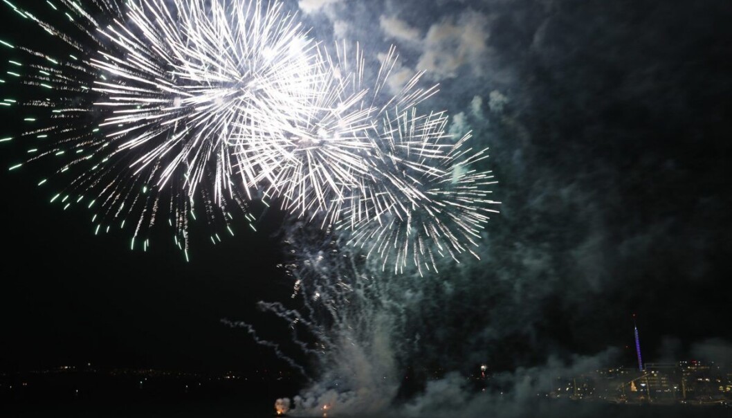 Oppskytning av fyrverkeri fra havnebassenget utenfor Oslo rådhus ved inngangen til 2019. Oppskytning av fyrverkeri fra havnebassenget utenfor Oslo rådhus ved inngangen til 2019.
