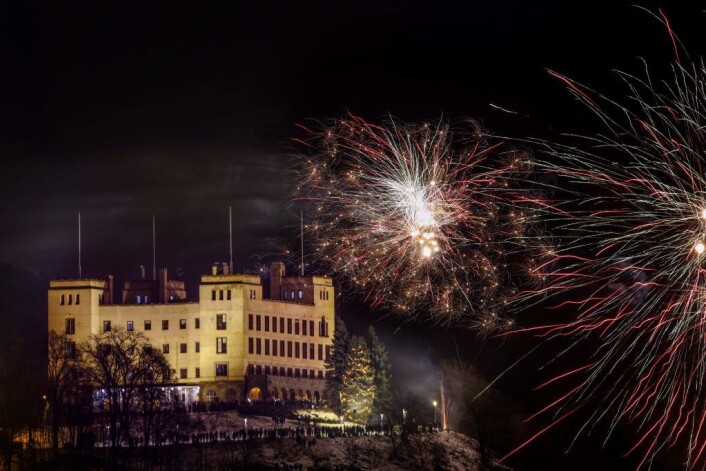Nyttårsaften 2018 med fyrverkeri ved Sjømannsskolen i Ekebergskråninga, hvor masse folk hadde samlet seg for å se på Oslo kommunes festfyrverkeri fra havnebassenget utenfor Rådhuset. Foto: Ørn E. Borgen / NTB scanpix Nyttårsaften 2018 med fyrverkeri ved Sjømannsskolen i Ekebergskråninga, hvor masse folk hadde samlet seg for å se på Oslo kommunes festfyrverkeri fra havnebassenget utenfor Rådhuset. Foto: Ørn E. Borgen / NTB scanpix