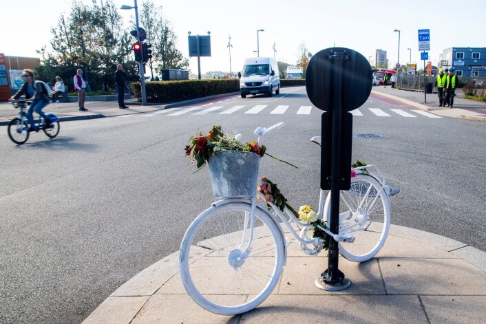 Denne hvitmalte sykkelen med blomster utenfor Operaen er blitt et symbol på sykkelulykkene i Oslo. Her døde en kvinne i en sykkelulykke. Foto: Håkon Mosvold Larsen / NTB scanpix Denne hvitmalte sykkelen med blomster utenfor Operaen er blitt et symbol på sykkelulykkene i Oslo. Her døde en kvinne i en sykkelulykke. Foto: Håkon Mosvold Larsen / NTB scanpix