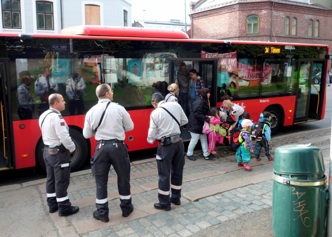 Personell fra Securitas foretar billettkontroll på en av Ruters busser på en holdeplass ved Jakob kirke i Oslo. Foto: Per Løchen / Scanpix