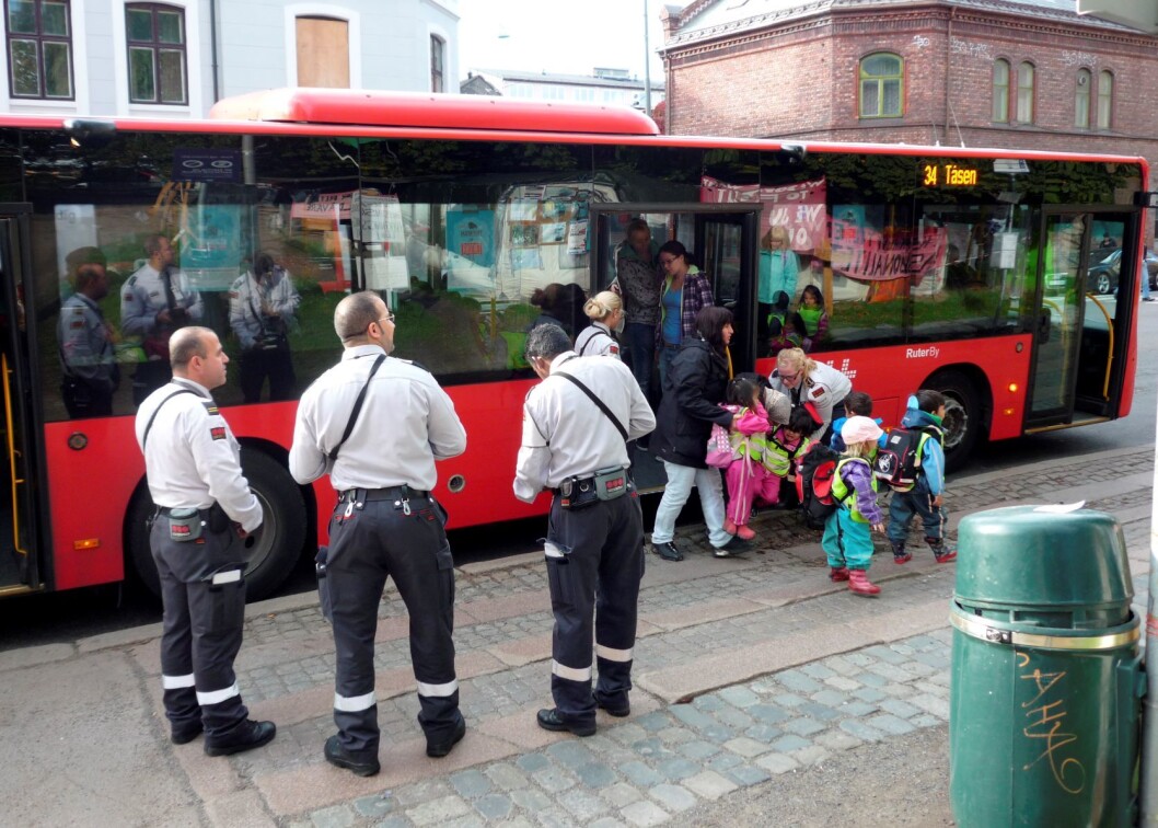 Personell fra Securitas foretar billettkontroll på en av Ruters busser på en holdeplass ved Jakob kirke i Oslo. Foto: Per Løchen / Scanpix Personell fra Securitas foretar billettkontroll på en av Ruters busser på en holdeplass ved Jakob kirke i Oslo. Foto: Per Løchen / Scanpix