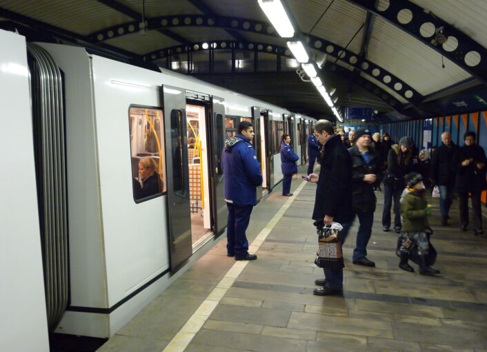 Billettkontroll på Stortinget stasjon. Alle tog ble stanset en kort stund mens inspektører gikk gjennom vognene og kontrollerte at alle hadde gyldig billett. Foto Per Løchen / SCANPIX Billettkontroll på Stortinget stasjon. Alle tog ble stanset en kort stund mens inspektører gikk gjennom vognene og kontrollerte at alle hadde gyldig billett. Foto Per Løchen / SCANPIX