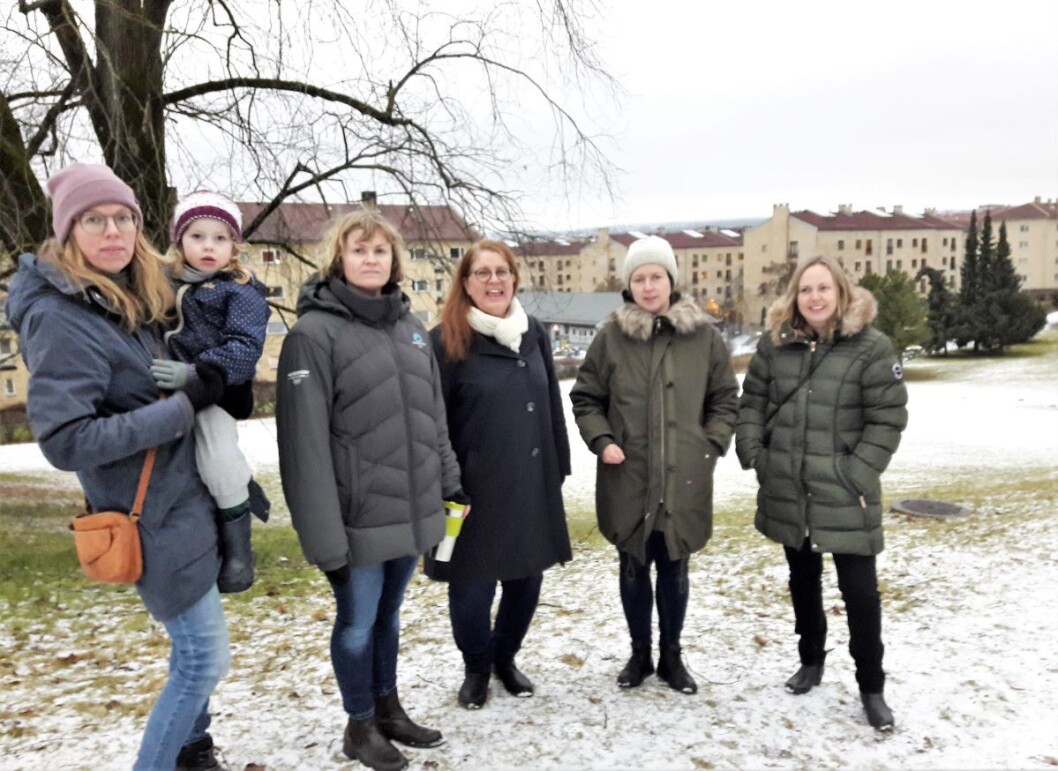 Det blir dårligere å bo her hvis akebakken og friområdet blir borte, sier fra venstre: Trude Elisabeth Myhre, med Selma 2,5 år på armen, Christine Bakke, Kristin Nyberg, Maria Hatling og BU-politiker Anita Wold (V). Foto: Anders Høilund Det blir dårligere å bo her hvis akebakken og friområdet blir borte, sier fra venstre: Trude Elisabeth Myhre, med Selma 2,5 år på armen, Christine Bakke, Kristin Nyberg, Maria Hatling og BU-politiker Anita Wold (V). Foto: Anders Høilund