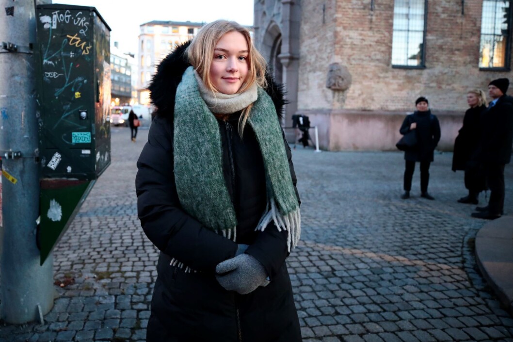15 år gamle Lava Stjern Schjølberg fra Røros har sammen med sin mor kommet ens ærend til Oslo for å være til stede under bisettelsen av Ari Behn i Oslo domkirke. Foto: Lise Åserud / NTB scanpix 15 år gamle Lava Stjern Schjølberg fra Røros har sammen med sin mor kommet ens ærend til Oslo for å være til stede under bisettelsen av Ari Behn i Oslo domkirke. Foto: Lise Åserud / NTB scanpix