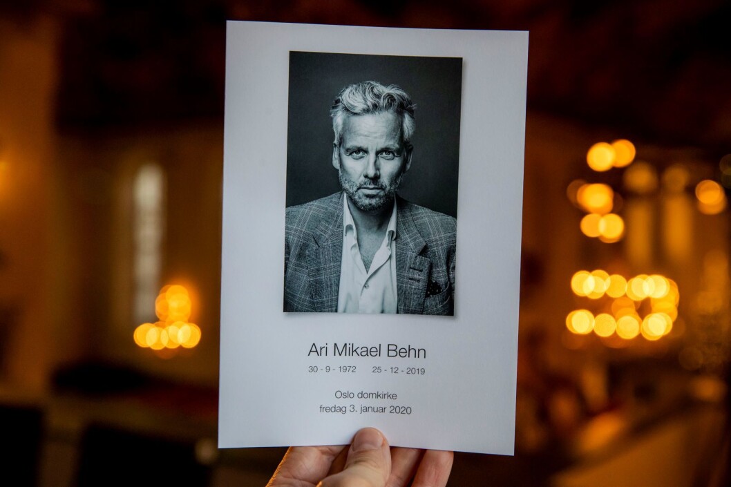 Ari Behns nære venn, fotograf, Per Heimly har tatt bildet på forsiden av programmet til bisettelsen av Ari Behn i Oslo domkirke. Foto: Håkon Mosvold Larsen / NTB scanpix Ari Behns nære venn, fotograf, Per Heimly har tatt bildet på forsiden av programmet til bisettelsen av Ari Behn i Oslo domkirke. Foto: Håkon Mosvold Larsen / NTB scanpix