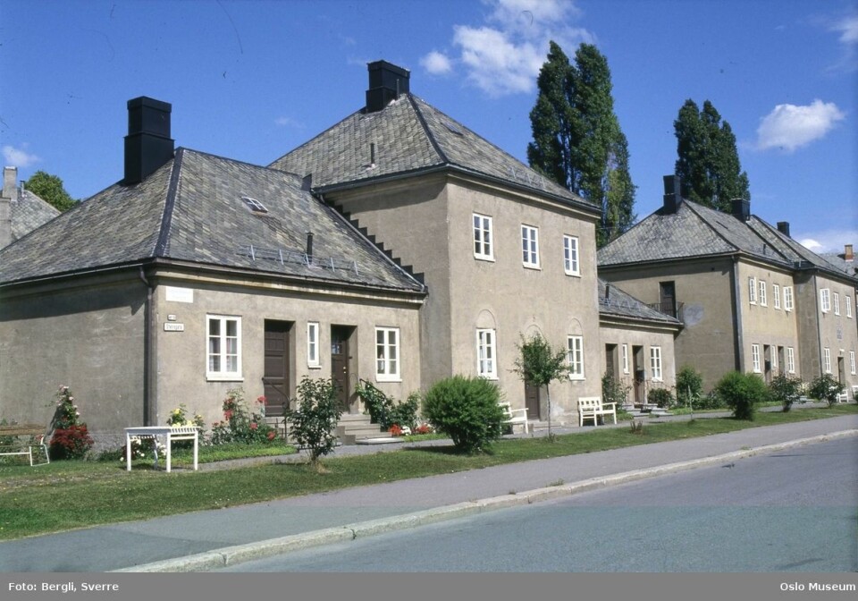 Nærmeste nabo til det gamle huset er den søte bebyggelsen til Eugene Hanssens småhjem. Foto: Sverre Bergli / Oslo Museum.