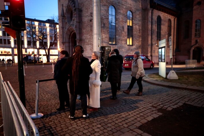 Allerede tidlig fredag morgen var det frammøtte som ventet foran sperringene før bisettelsen av Ari Behn i Oslo domkirke. Foto: Lise Åserud / NTB scanpix Allerede tidlig fredag morgen var det frammøtte som ventet foran sperringene før bisettelsen av Ari Behn i Oslo domkirke. Foto: Lise Åserud / NTB scanpix