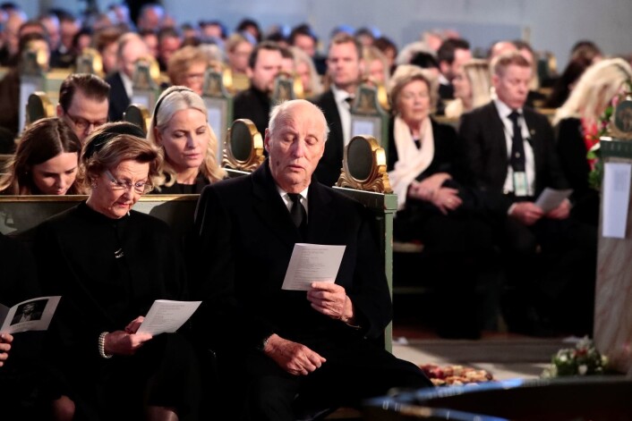 Kong Harald, dronning Sonja, Kronprinsesse Mette Marit og prinsesse Ingrid Alexandra under bisettelsen av Ari Behn i Oslo domkirke. Foto: Lise Åserud / NTB scanpix Kong Harald, dronning Sonja, Kronprinsesse Mette Marit og prinsesse Ingrid Alexandra under bisettelsen av Ari Behn i Oslo domkirke. Foto: Lise Åserud / NTB scanpix