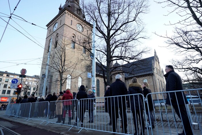 Publikum venter på å slippe inn til bisettelsen av Ari Behn i Oslo domkirke. Foto: Heiko Junge / NTB scanpix Publikum venter på å slippe inn til bisettelsen av Ari Behn i Oslo domkirke. Foto: Heiko Junge / NTB scanpix