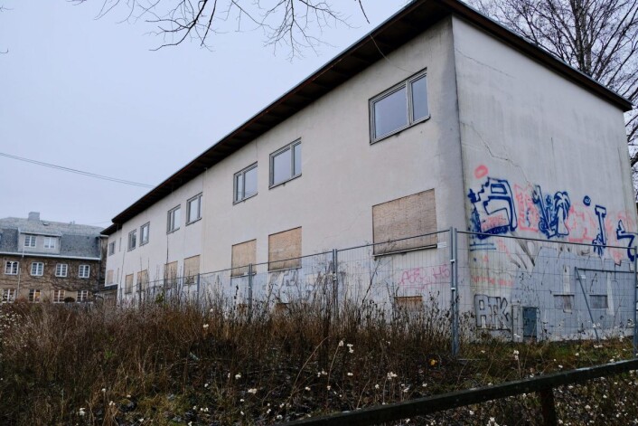 Det langstrakte bygget er, ifølge Boligbygg, i alt for dårlig forfatning og skal rives om cirka ett år. Foto: Emilie Pascale Det langstrakte bygget er, ifølge Boligbygg, i alt for dårlig forfatning og skal rives om cirka ett år. Foto: Emilie Pascale