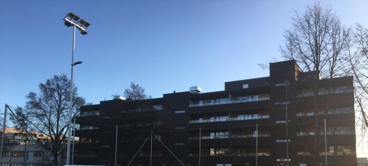 Entreprenørselskapet HENT må plukke ned lyskasterne på kunstgressbanen ved Hasle skole Entreprenørselskapet HENT må plukke ned lyskasterne på kunstgressbanen ved Hasle skole