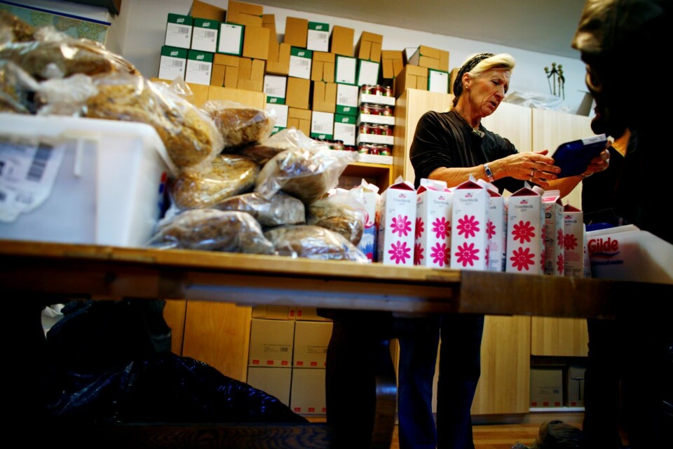 Minstepensjonist Brita Førland har i over 20 år jobbet med frivillighet og for vanskeligstilte, her på Fattighuset, der hun med sikker hånd deler ut brød, melk og kjøtt. Førland har ingen tilknytning til saken. Illustrasjonsfoto: Sara Johannessen / SCANPIX