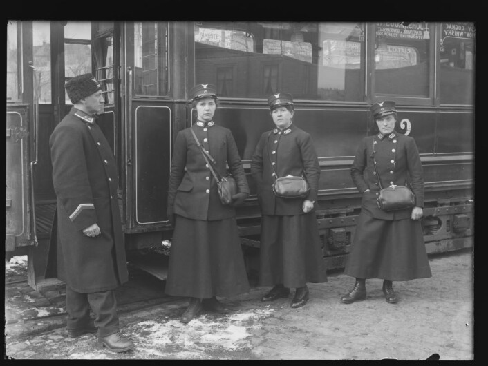 Tre spente damer. Før avreise på første kursdag 20.03.1916. Foto: Narve Skarpmoen, Nasjonalbiblioteket Tre spente damer. Før avreise på første kursdag 20.03.1916. Foto: Narve Skarpmoen, Nasjonalbiblioteket