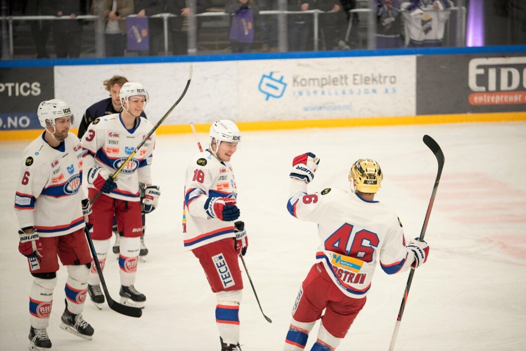 Tobias Lindstrøm, Thomas Olsen og resten av Vålerenga-laget ble hakket for gode for Grüner under søndagens byderby. Vålerenga vant til slutt 8-2. Foto: Bjørnar Morønning Tobias Lindstrøm, Thomas Olsen og resten av Vålerenga-laget ble hakket for gode for Grüner under søndagens byderby. Vålerenga vant til slutt 8-2. Foto: Bjørnar Morønning