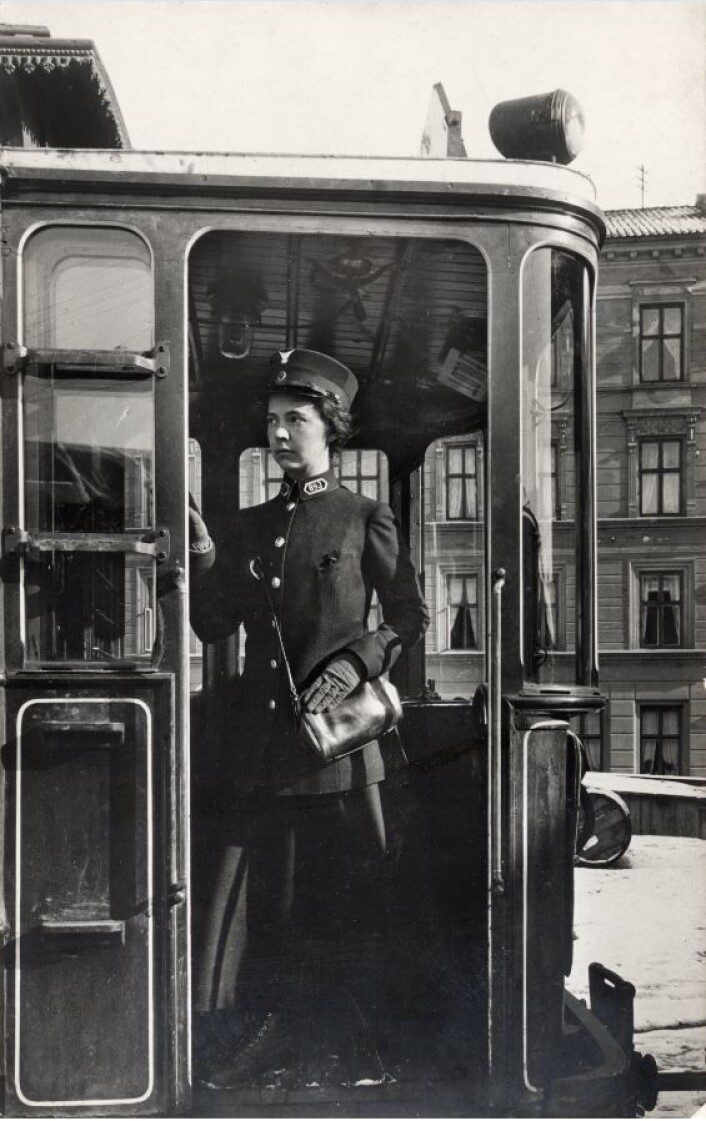 Margit Preede med billettveske mars 1916 da kvinnelige konduktører ble kurset. Bildet er tatt foran<br />Kristiania Sporveisselskabs vognhall i Sporveisgata 8. Gården i bakgrunnen er i Pilestredet. Foto: Johan Markus Holmsen, Oslo Museum Margit Preede med billettveske mars 1916 da kvinnelige konduktører ble kurset. Bildet er tatt foran<br />Kristiania Sporveisselskabs vognhall i Sporveisgata 8. Gården i bakgrunnen er i Pilestredet. Foto: Johan Markus Holmsen, Oslo Museum