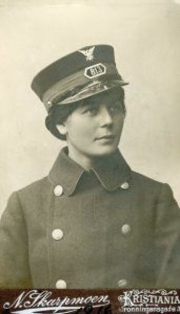Aasne Swahn (f. Berdahl). Hun jobbet ikke lenge på<br />trikken, men var seinere stolt av<br />sporveisportrettet sitt. Aasne Swahn (f. Berdahl). Hun jobbet ikke lenge på<br />trikken, men var seinere stolt av<br />sporveisportrettet sitt.