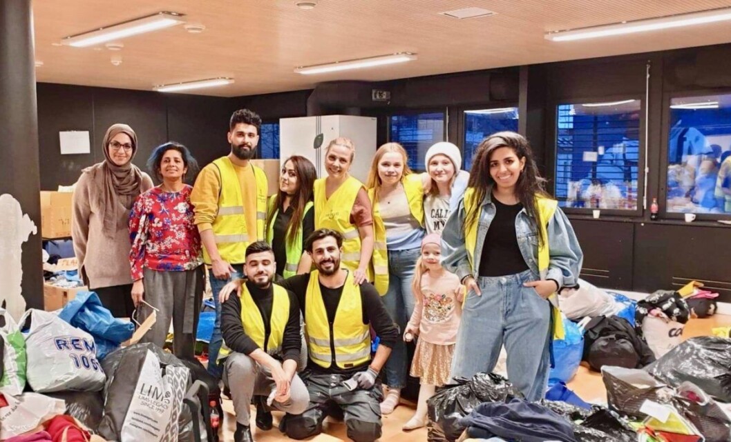 Wid, Ahmed, Zahra, Ammar, Sangeeta smiler stort sammen med et knippe av de frivillige. Alle er de svært fornøyd over dagens fangst. Foto: Ali Abdullah Wid, Ahmed, Zahra, Ammar, Sangeeta smiler stort sammen med et knippe av de frivillige. Alle er de svært fornøyd over dagens fangst. Foto: Ali Abdullah