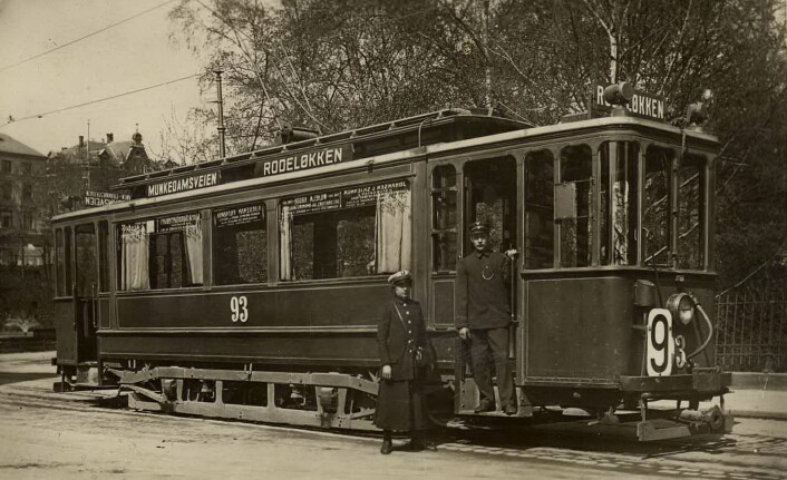Konduktør Elisabeth Løken, vognfører Johansen på linje 9, Rodeløkka-Skillebekk over Munkedamsveien, trolig 1916 Konduktør Elisabeth Løken, vognfører Johansen på linje 9, Rodeløkka-Skillebekk over Munkedamsveien, trolig 1916