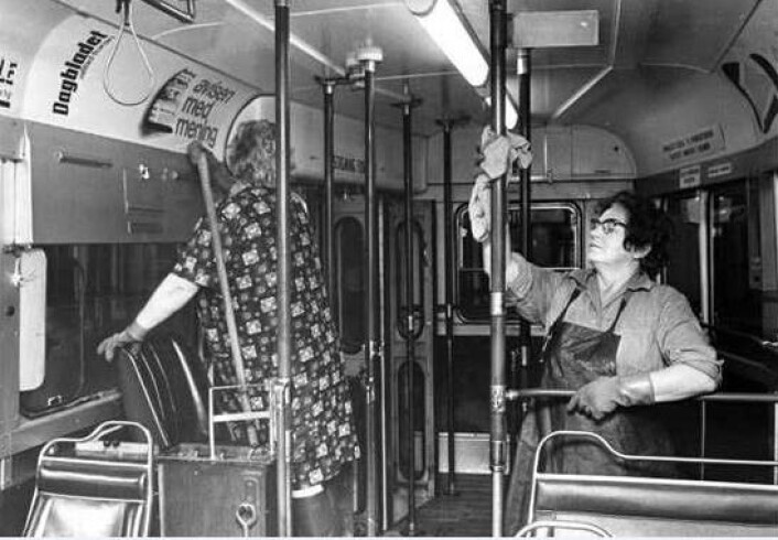 Vognvaskersker gyver løs på en Høka-trikk. De første vognvaskersker ble imidlertid ansatt 70 år før dette bilde ble tatt. Vognvaskersker gyver løs på en Høka-trikk. De første vognvaskersker ble imidlertid ansatt 70 år før dette bilde ble tatt.