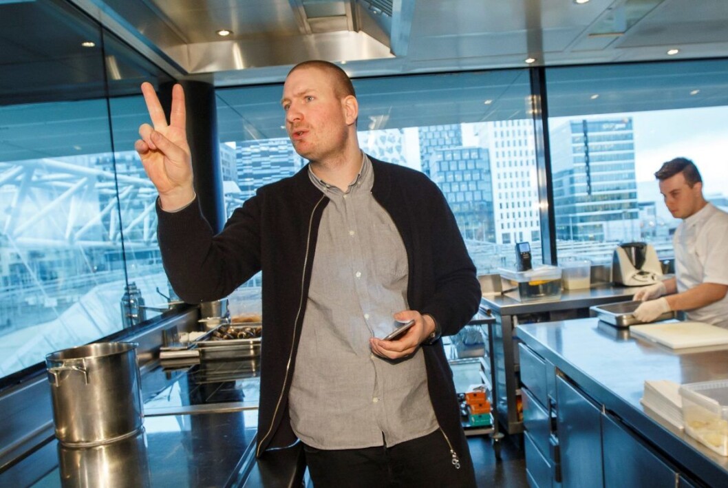 Esben Holmboe Bang markerer i 2015 at Maaemo beholdt sine to Michelin-stjerner. Men det skulle bli tre stjerner og rett til himmels på den kulinariske himmelen bare ett år senere. Foto: Heiko Junge / NTB scanpix Esben Holmboe Bang markerer i 2015 at Maaemo beholdt sine to Michelin-stjerner. Men det skulle bli tre stjerner og rett til himmels på den kulinariske himmelen bare ett år senere. Foto: Heiko Junge / NTB scanpix