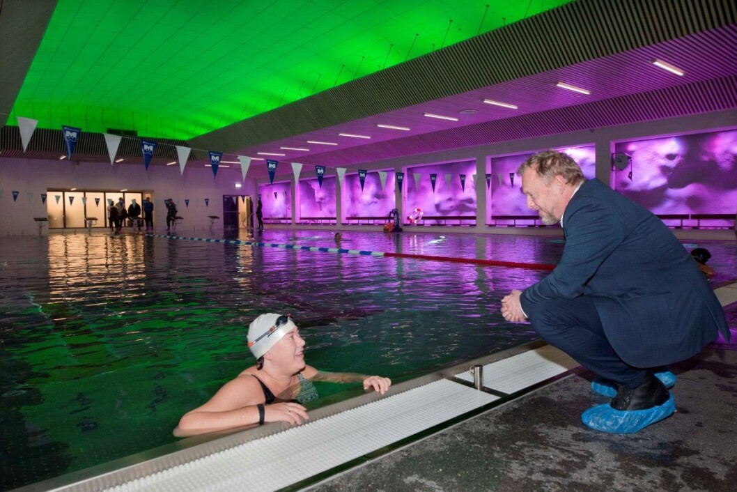 En fornøyd Karoline Berthelsen testet bassenget og fikk seg en prat med byrådsleder Raymond Johansen (Ap) da Holmlia bad ble gjenåpnet etter sju måneder med oppussing. Foto: Ken Opprann En fornøyd Karoline Berthelsen testet bassenget og fikk seg en prat med byrådsleder Raymond Johansen (Ap) da Holmlia bad ble gjenåpnet etter sju måneder med oppussing. Foto: Ken Opprann