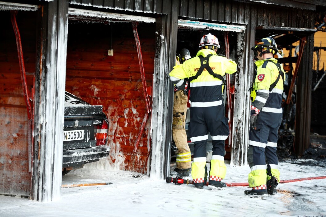 Åtte brannbiler rykket ut til brannstedet etter å ha fått melding om brann og kraftig røykutvikling i en rekkegarasje i Haugerudveien i Oslo. Foto: Terje Pedersen / NTB scanpix Åtte brannbiler rykket ut til brannstedet etter å ha fått melding om brann og kraftig røykutvikling i en rekkegarasje i Haugerudveien i Oslo. Foto: Terje Pedersen / NTB scanpix