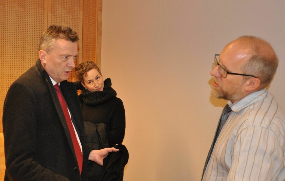 Advokat Brynjulf Risnes i samtale med aktor Hans Petter Pedersen Skurdal i Oslo tingrett. I bakgrunnen Live Glesne Kjølstad. Foto: Arnsten Linstad
