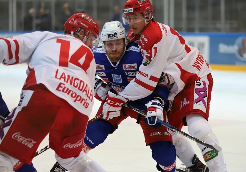 Henrik Olsén i kamp med to Stjernen-spillere. Foto: André Kjernsli