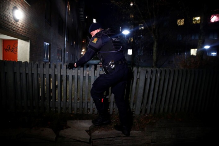 Politiet søker i området der en person ble skutt i armen fredag kveld. Foto: Terje Pedersen / NTB scanpix Politiet søker i området der en person ble skutt i armen fredag kveld. Foto: Terje Pedersen / NTB scanpix