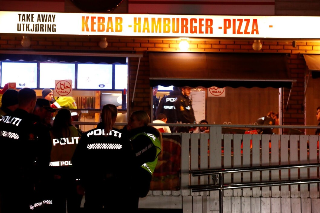 Politiet meldte om skytingen i Prinsdal, ved Prinsdal Grill, på Twitter klokka 0.11 natt til lørdag. Rundt 20 minutter etterpå kom opplysningen om at ytterligere én person var skadd, vedkommende har knivskader på kroppen. Foto: Terje Pedersen / NTB scanpix Politiet meldte om skytingen i Prinsdal, ved Prinsdal Grill, på Twitter klokka 0.11 natt til lørdag. Rundt 20 minutter etterpå kom opplysningen om at ytterligere én person var skadd, vedkommende har knivskader på kroppen. Foto: Terje Pedersen / NTB scanpix