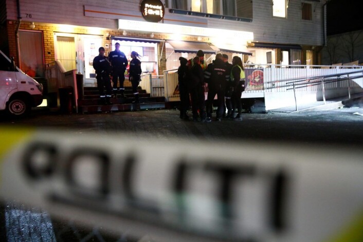 Politiet på plass bak sperring etter at en mann i 20-årene ble skutt og drept i Prinsdal rett før midnatt fredag. Foto: Terje Pedersen / NTB scanpix Politiet på plass bak sperring etter at en mann i 20-årene ble skutt og drept i Prinsdal rett før midnatt fredag. Foto: Terje Pedersen / NTB scanpix