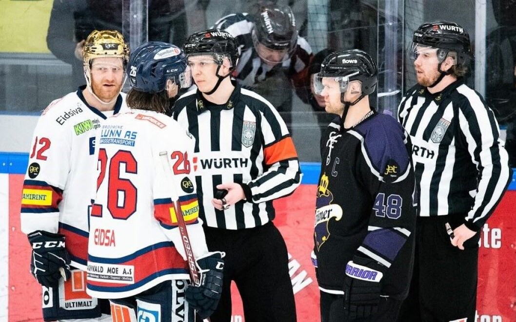 Grüner-spillerne følere dommerne snøt dem for en sier lørdag. Her diskuterer Grüner-kaptein Sebastian Skaar og Lillehammers Joakim Eidsa Arnestad med den ene hoveddommeren, Tobias Ambjørn Bjørnson. Foto: Bjørnar Morønning Grüner-spillerne følere dommerne snøt dem for en sier lørdag. Her diskuterer Grüner-kaptein Sebastian Skaar og Lillehammers Joakim Eidsa Arnestad med den ene hoveddommeren, Tobias Ambjørn Bjørnson. Foto: Bjørnar Morønning