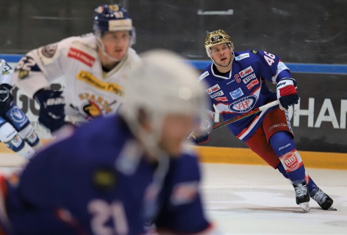Jubilanten Tobias Lindström, i gullhjelm, scoret det første målet i kampen. Foto: André Kjernsli Jubilanten Tobias Lindström, i gullhjelm, scoret det første målet i kampen. Foto: André Kjernsli