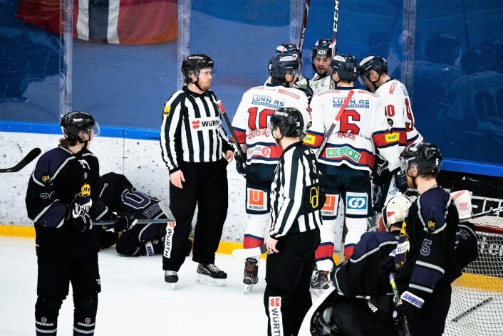 Lillehammer-spillerne jubler for den kontroversielle 4-3-scoringen, mens Robin Olsen Syversen ligger skadet på isen i bakgrunnen Foto: Bjørnar Morønning Lillehammer-spillerne jubler for den kontroversielle 4-3-scoringen, mens Robin Olsen Syversen ligger skadet på isen i bakgrunnen Foto: Bjørnar Morønning