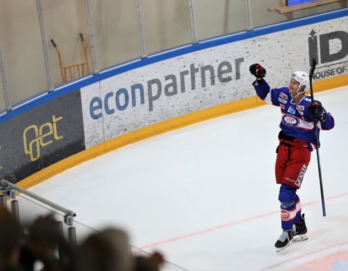 Jørgen Karterud jubler foran Klanen etter å ha satt inn sin første scoring etter returen til VIF. Foto: André Kjernsli Jørgen Karterud jubler foran Klanen etter å ha satt inn sin første scoring etter returen til VIF. Foto: André Kjernsli